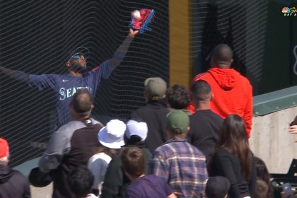 Mariners' Victor Robles leaps over wall to make incredible catch against Giants