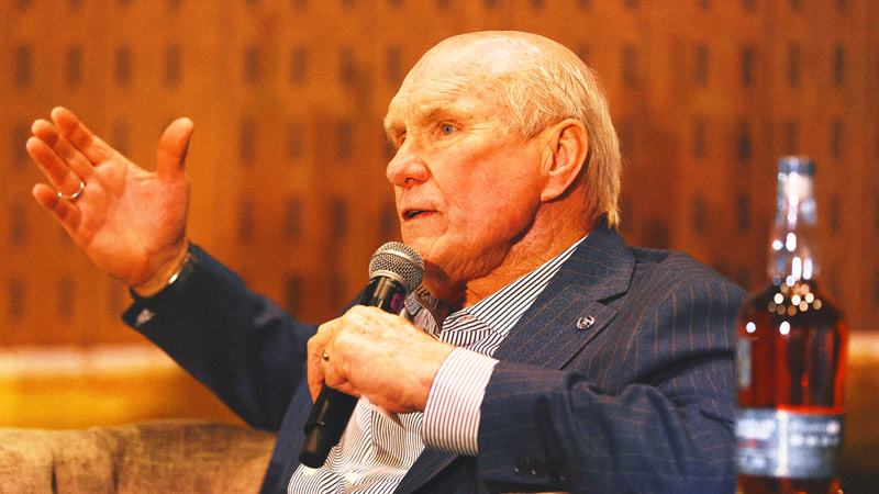 Steelers legend, 'FOX NFL Sunday' co-host Terry Bradshaw helps with jammed airplane door