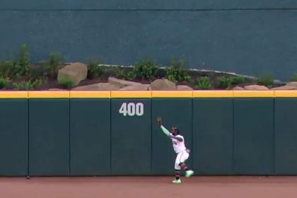 Braves' Michael Harris II makes remarkable catch on warning track to preserve 2-1 lead vs. Nationals