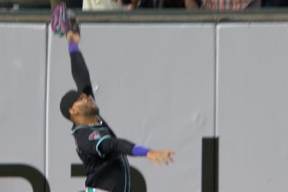 Lourdes Gurriel makes leaping catch to preserve Diamondbacks' 2-1 lead vs. Giants