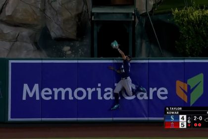 Mariners' Julio Rodriguez robs Angels' Chris Taylor of a home run