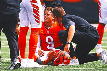 Bengals' Joe Burrow Facing Surgery, Extended Absence After Suffering Turf Toe Injury Against Jaguars