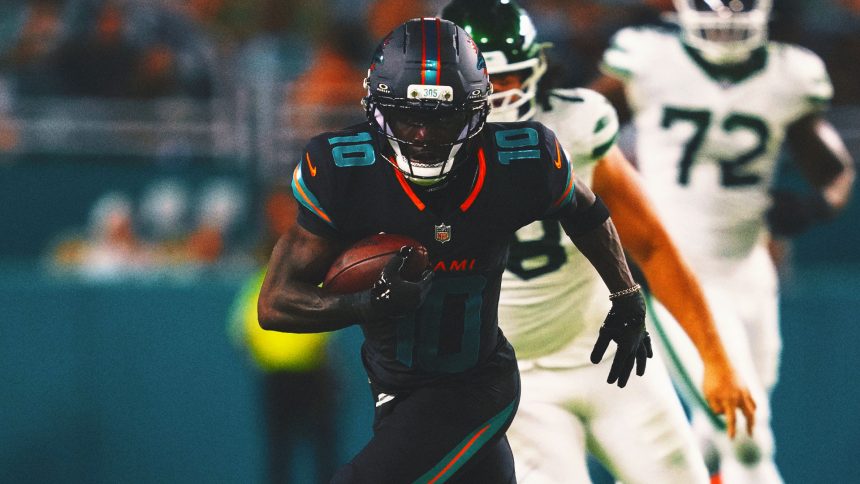 Dolphins WR Tyreek Hill Carted Off Field With Gruesome Leg Injury vs. Jets