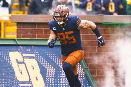 Packers TE Tucker Kraft Carted Off vs. Panthers With Knee Injury