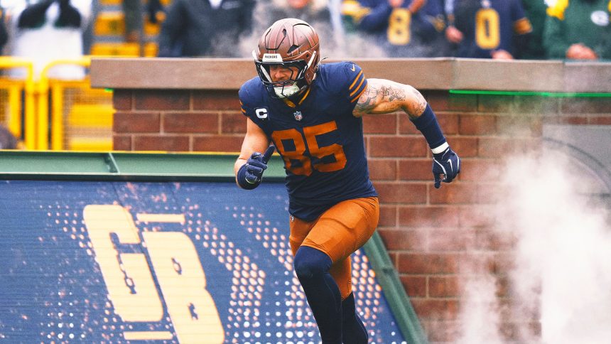 Packers TE Tucker Kraft Carted Off vs. Panthers With Knee Injury