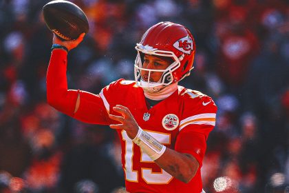 Chiefs QB Patrick Mahomes Tears His ACL in Loss to Chargers