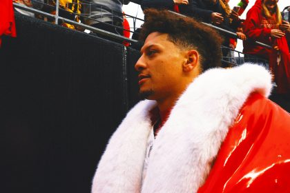 Getting in the Holiday Spirit: Star QBs Dish Out Gifts to Offensive Linemen, Fans