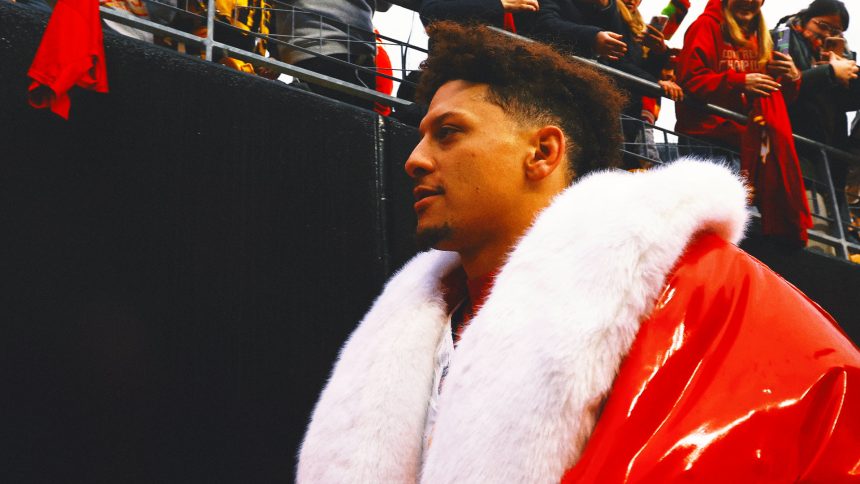 Getting in the Holiday Spirit: Star QBs Dish Out Gifts to Offensive Linemen, Fans