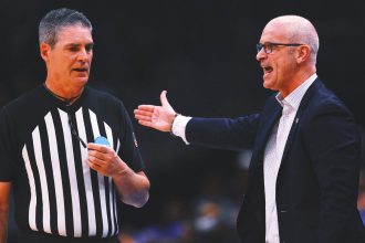 Dan Hurley on Viral Moment With Ref: 'Thought He Was Coming Over to Chest-Bump Me'