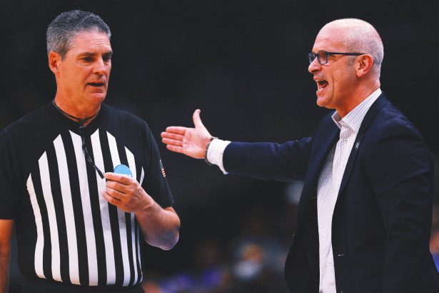 Dan Hurley on Viral Moment With Ref: 'Thought He Was Coming Over to Chest-Bump Me'