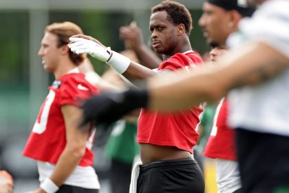Jets QB Geno Smith Tries Out Red Glare-Reducing Contacts At Training Camp