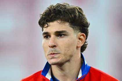 Julián Álvarez Stone-Faced In Atlético Madrid Squad Picture After Blocked Barcelona Move